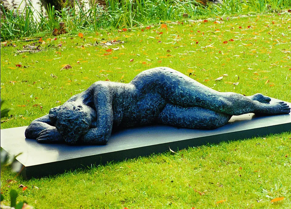 Rust, brons 160 cm, door Maïté Duval