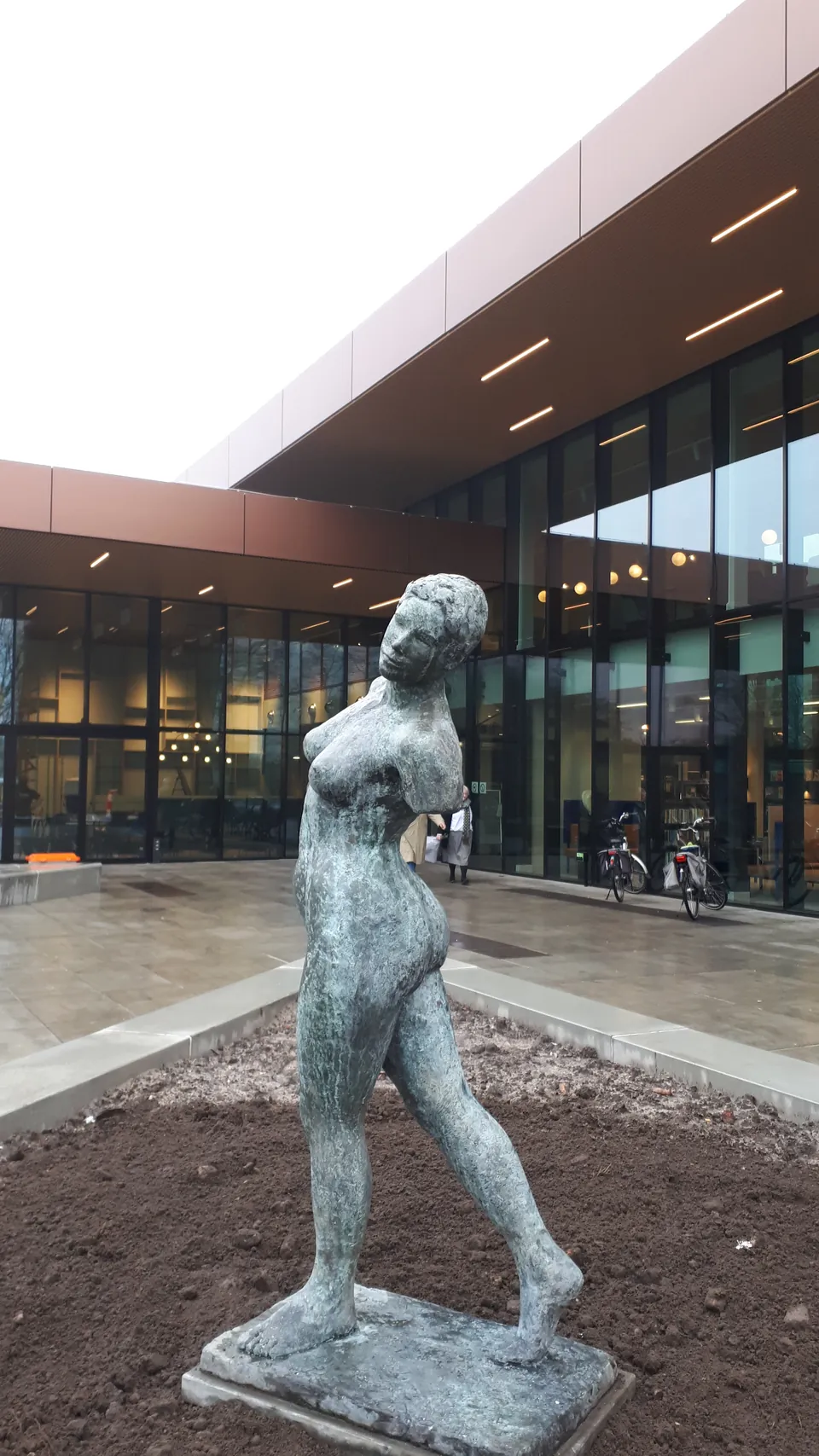 Draaiende vrouw van Maïté Duval, Huis van Eemnes, Noordersingel 4, Eemnes